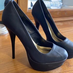 Black pumps